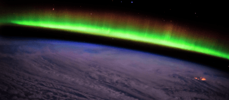 ISS-42_Aurora_borealis_over_North_Atlantic_Ocean - Avis Alaska